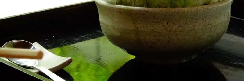 陶器の器とスプーン