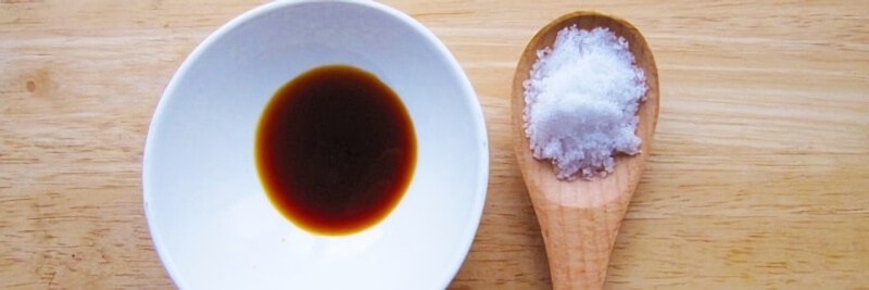 小皿の醤油と木スプーンの塩